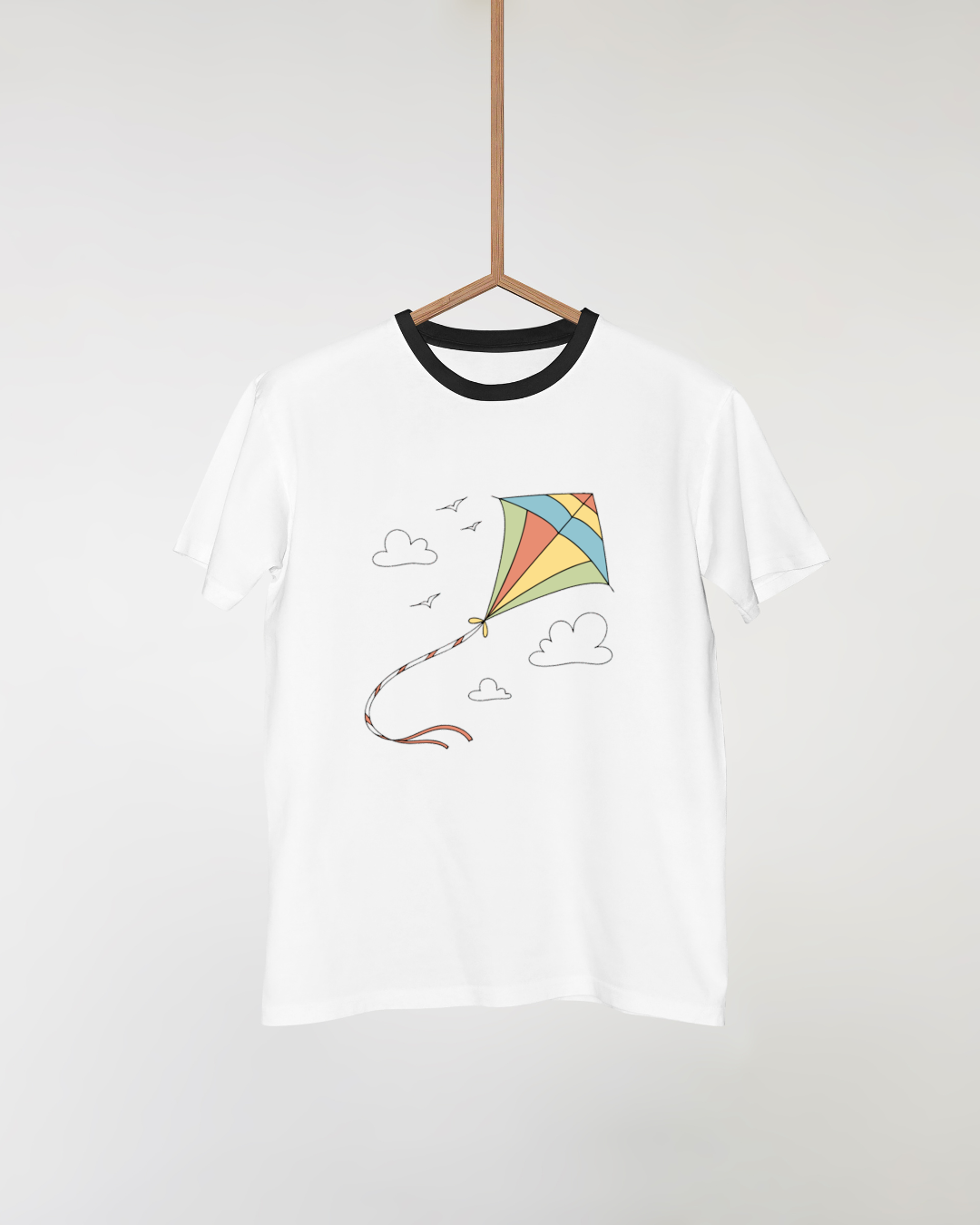 T-shirt orné d'un cerf-volant multicolore volant dans un style pastel aérien