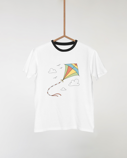 T-shirt orné d'un cerf-volant multicolore volant dans un style pastel aérien