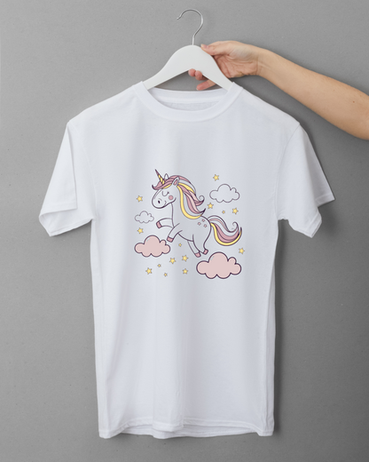 T-shirt avec licorne colorée dans les nuages style pastel pour ambiance magique