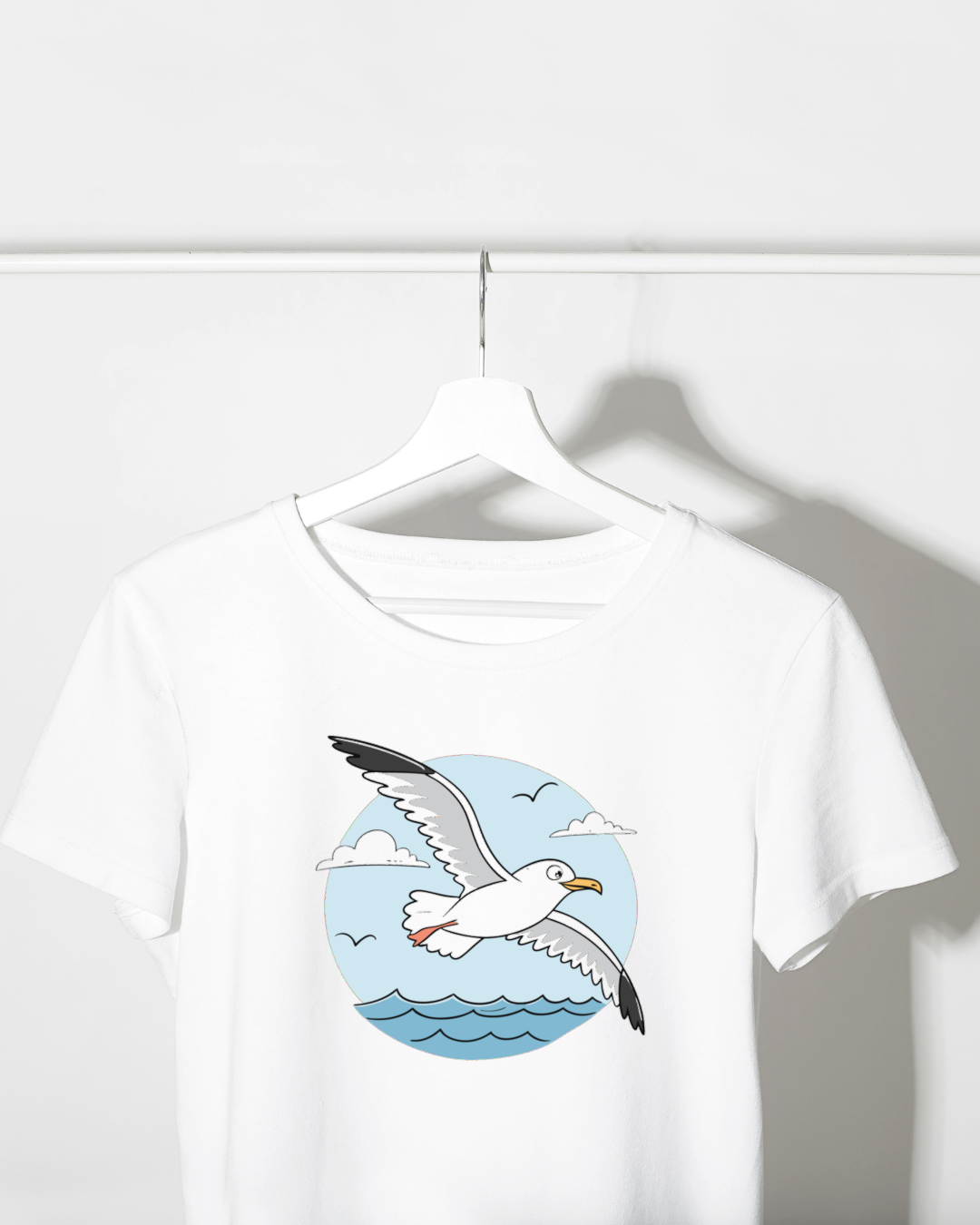 T-shirt blanc avec mouette grise volante dans ciel bleu style sobre et maritime