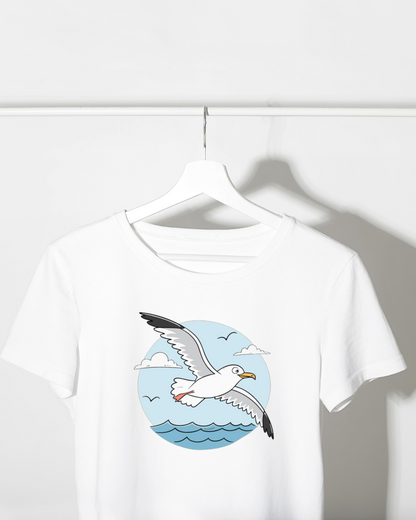 T-shirt blanc avec mouette grise volante dans ciel bleu style sobre et maritime