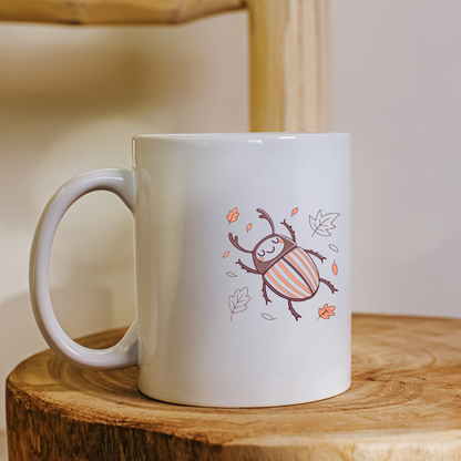 Mug avec motif scarabée paisible au style kawaii automnal et feuilles colorées