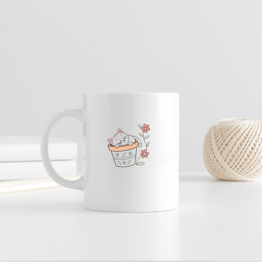 Mug avec motif chat assoupi dans un pot de fleur, ambiance pastel et nature