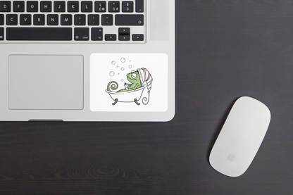 Sticker décoratif représentant un caméléon relaxant dans un bain à thème naturel