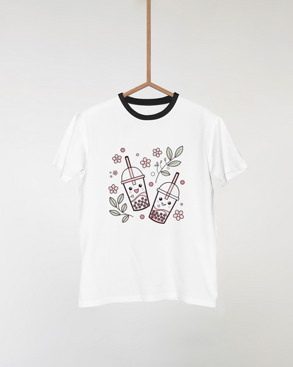 T-shirt avec motif pastel de bubble tea entouré de fleurs, style estival attrayant