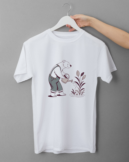 T-shirt avec ours minimaliste arrosant des plantes, idéal pour les amateurs de nature