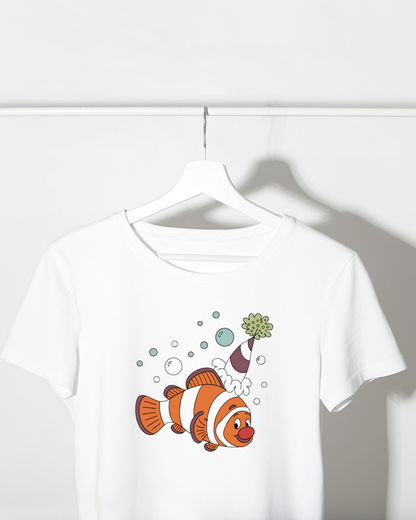 T-shirt décoré d'un poisson clown festif style cartoon sur fond marine