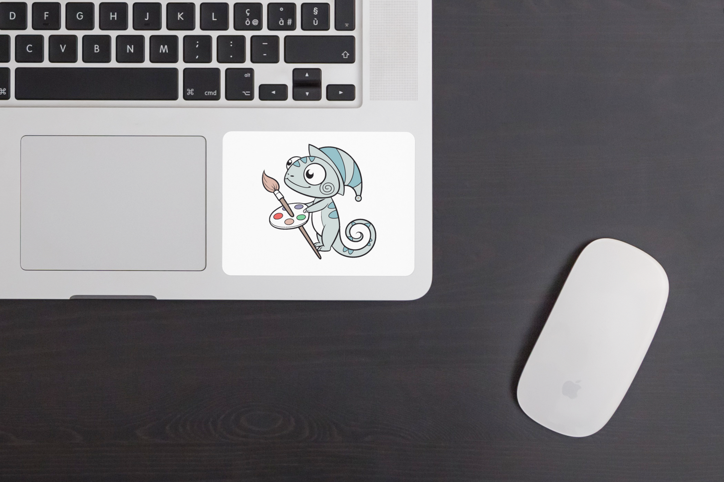 Sticker représentant un caméléon peintre joyeux dans un style cartoon doux