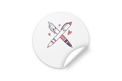 Sticker amusant au style kawaii avec des stylos joyeux, parfait pour papeterie déco