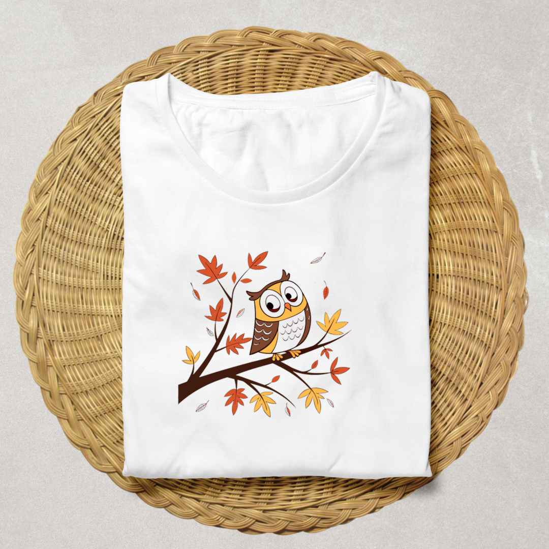T-shirt avec graphisme chouette automnale mignon affiché sur fond neutre