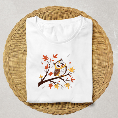 T-shirt avec graphisme chouette automnale mignon affiché sur fond neutre