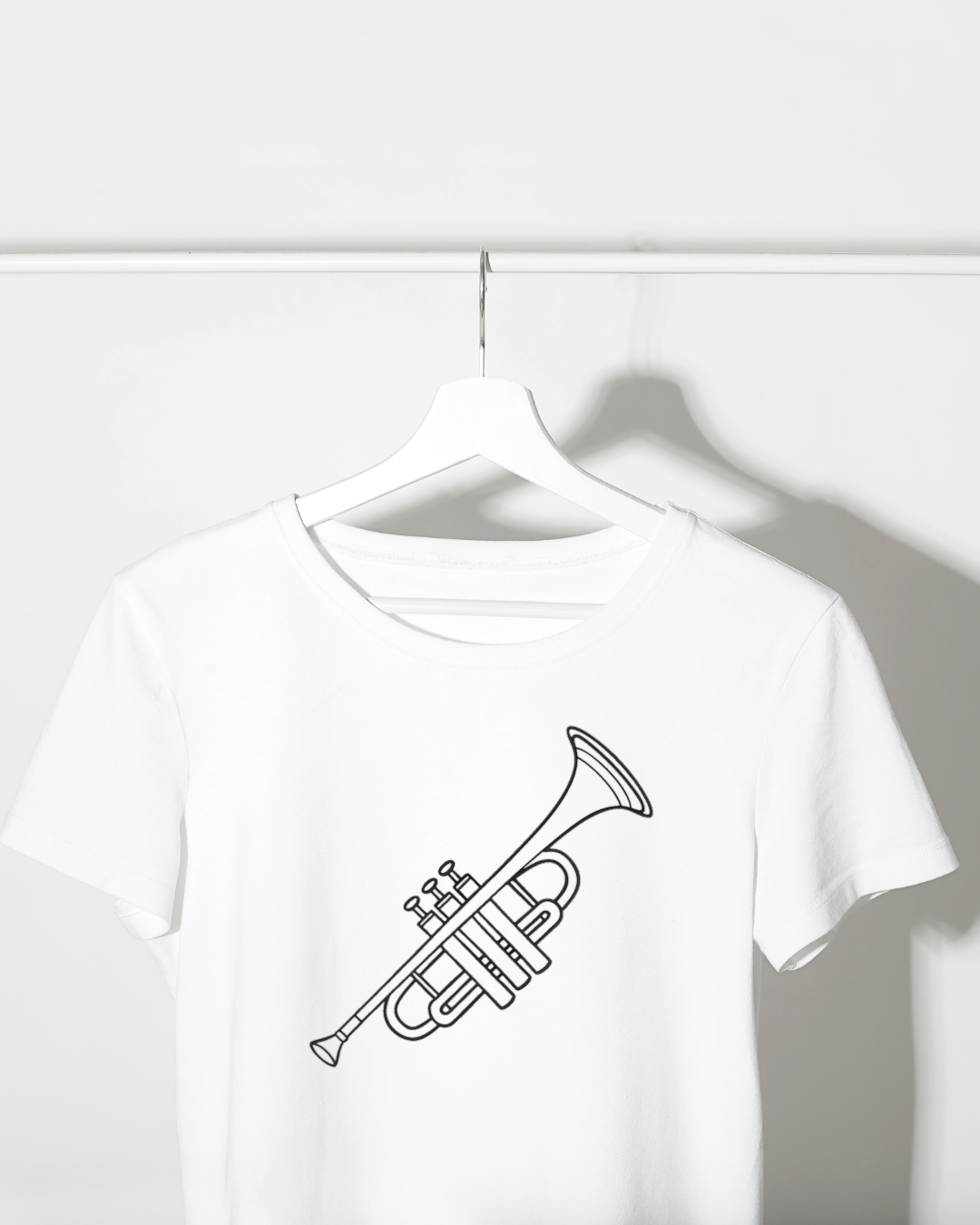 T-shirt avec motif musical dynamique affichant une trompette élégante