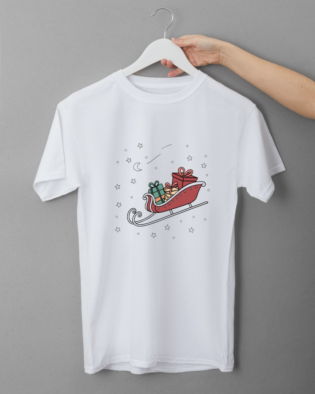 T-shirt festif avec traîneau volant et cadeaux sous une nuit étoilée