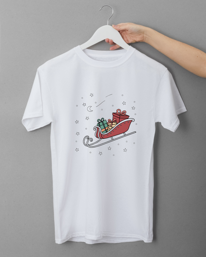 T-shirt festif avec traîneau volant et cadeaux sous une nuit étoilée