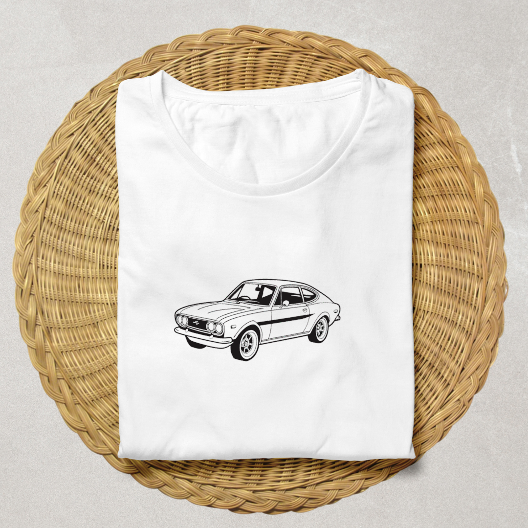 Graphisme stylisé de la voiture Mazda RX3 sur T-shirt, pour un look vintage unique.