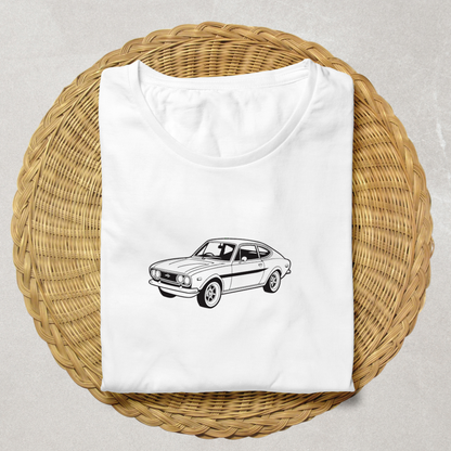 Graphisme stylisé de la voiture Mazda RX3 sur T-shirt, pour un look vintage unique.