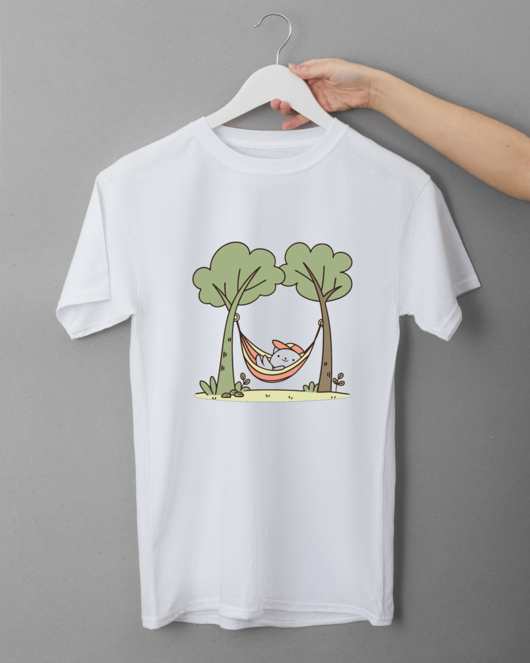 T-shirt avec doodle de chat se relaxant dans un hamac pour une vibe nature paisible