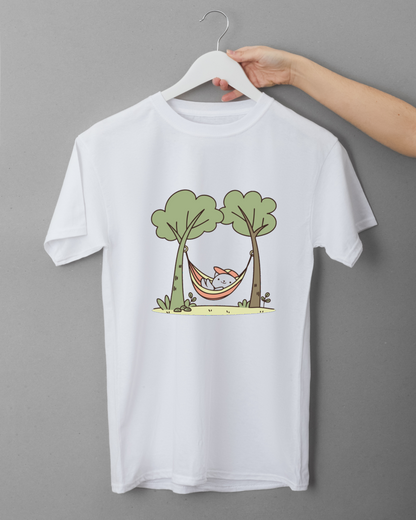 T-shirt avec doodle de chat se relaxant dans un hamac pour une vibe nature paisible
