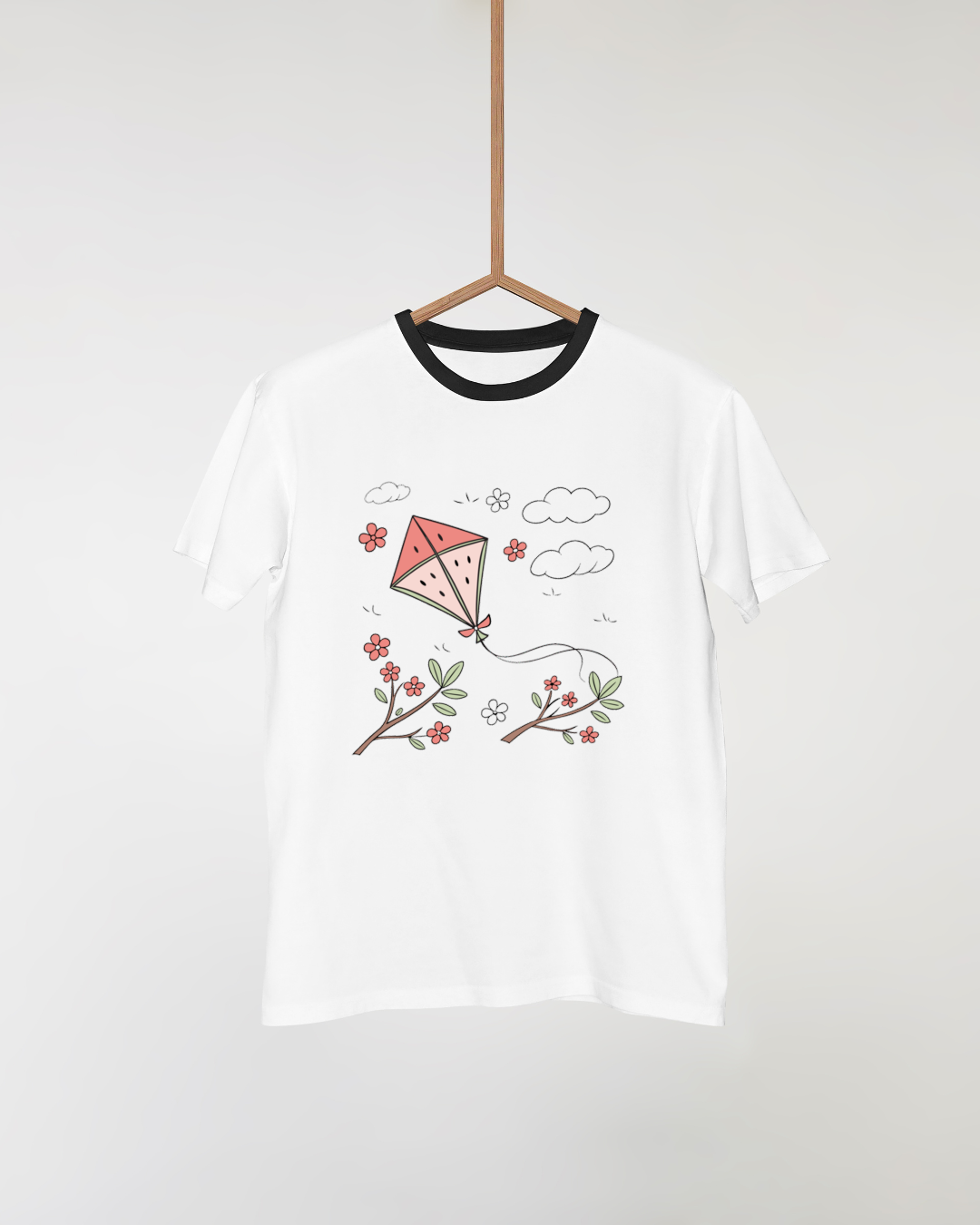 T-shirt décoré d'un cerf-volant pastèque vibrant en plein vol ambiance estivale