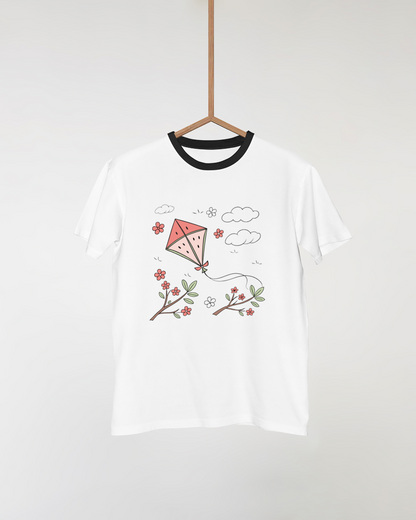 T-shirt décoré d'un cerf-volant pastèque vibrant en plein vol ambiance estivale