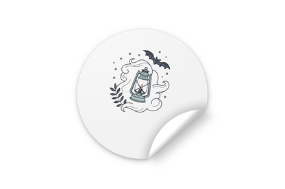 Sticker mystique avec lanterne magique et chauve-souris sur fond de nuit étoilée