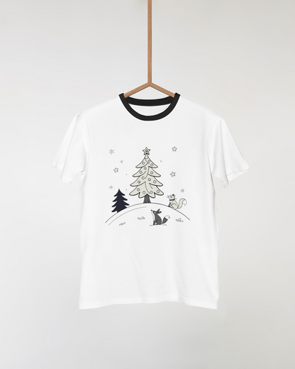T-shirt avec visuel écureuil curieux et sapin décoré en forêt enneigée