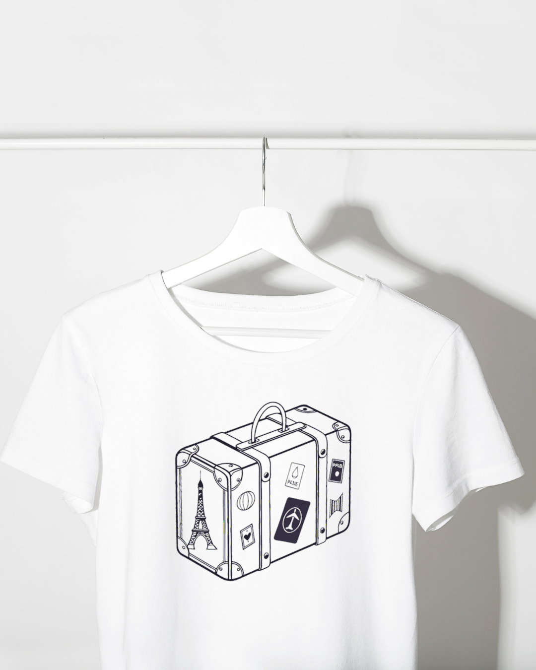 T-shirt avec design vectoriel voyage et valise élégante prêt pour Paris