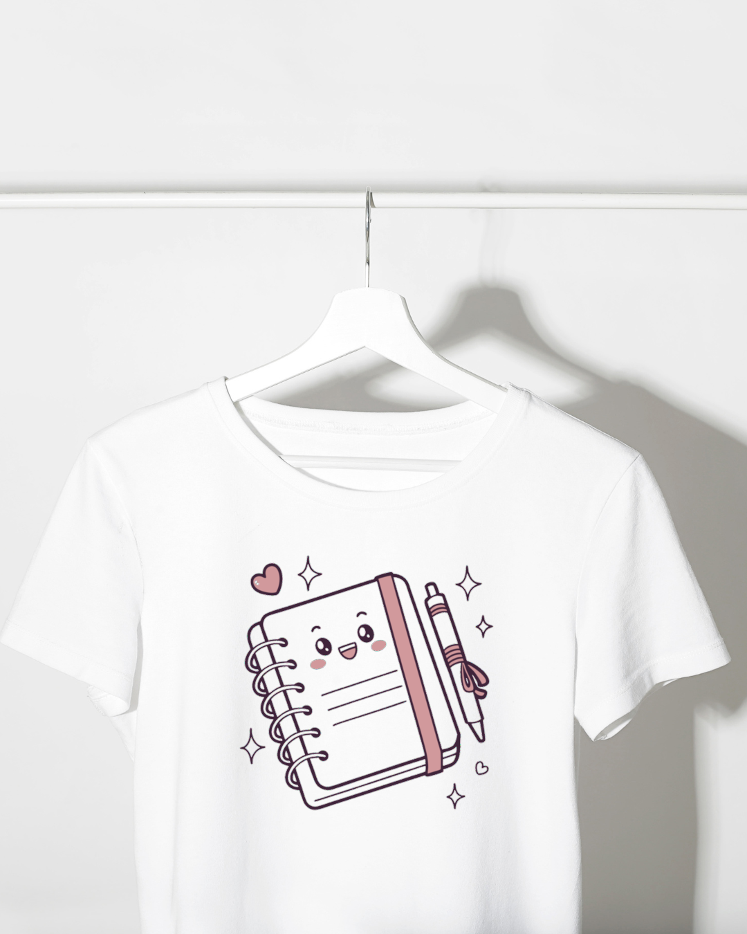 T-shirt lumineux avec motif écolier pastel stylisé pour passionnés de papeterie