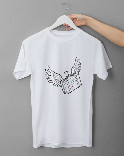 T-shirt blanc avec icône décorative de valise ailée en vol pour une aventure céleste
