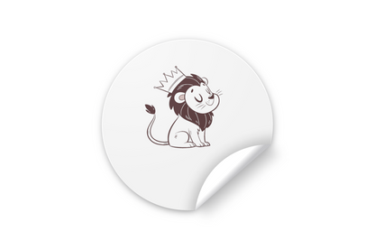 Sticker avec lion couronné joyeux stylisé, ajouté à un fond jungle vibrant
