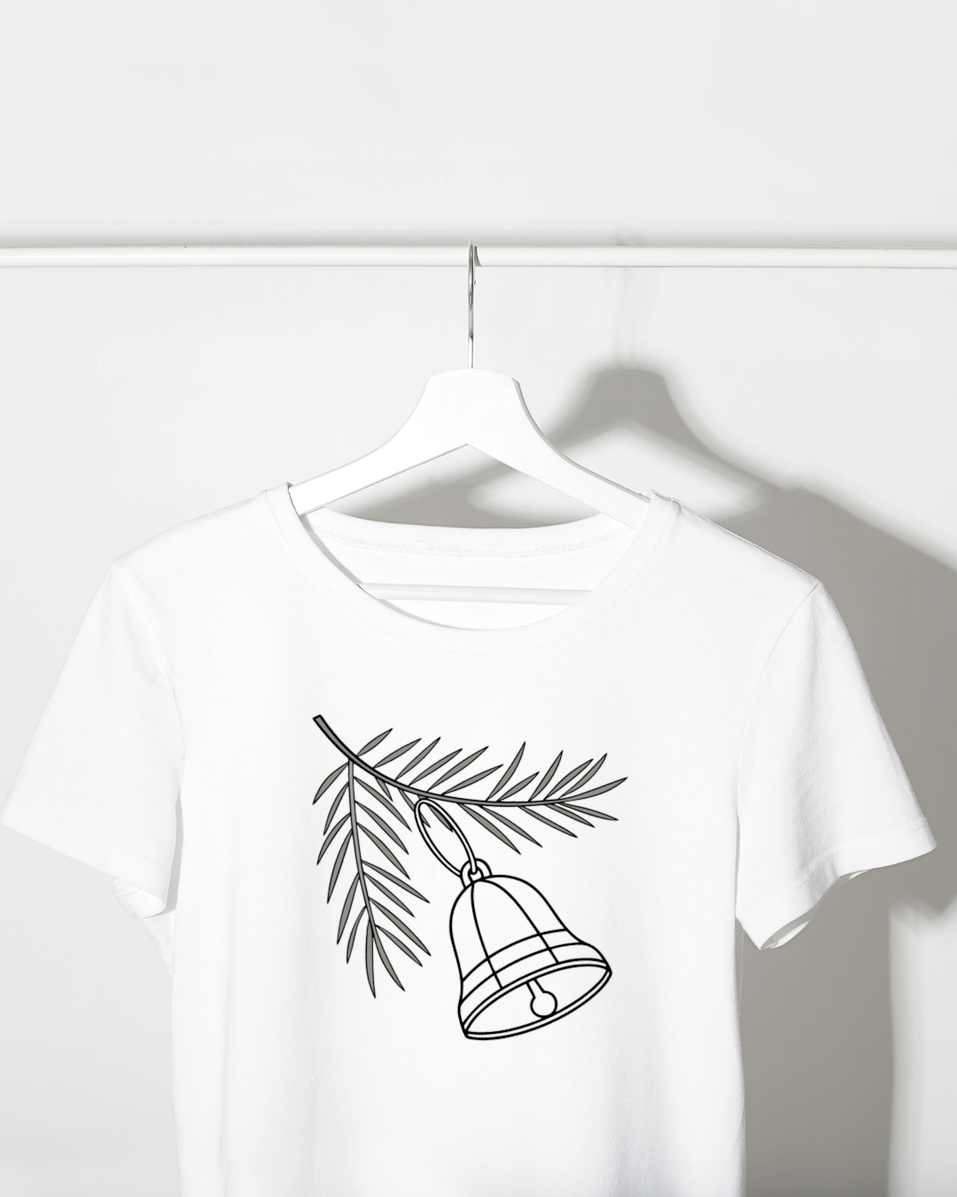 T-shirt avec une cloche festive minimaliste suspendue pour Noël en style moderne