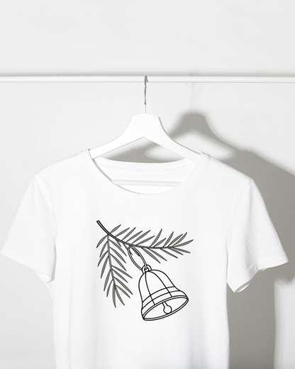 T-shirt avec une cloche festive minimaliste suspendue pour Noël en style moderne