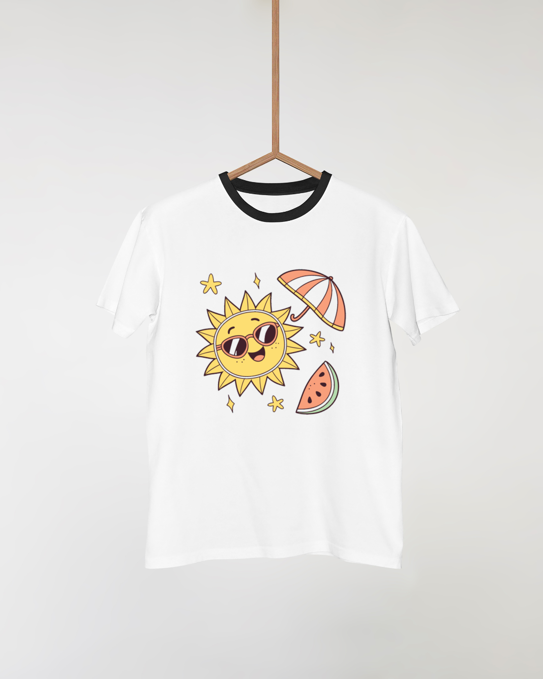 T-shirt estival avec design soleil joyeux sous parasol ambiance ludique