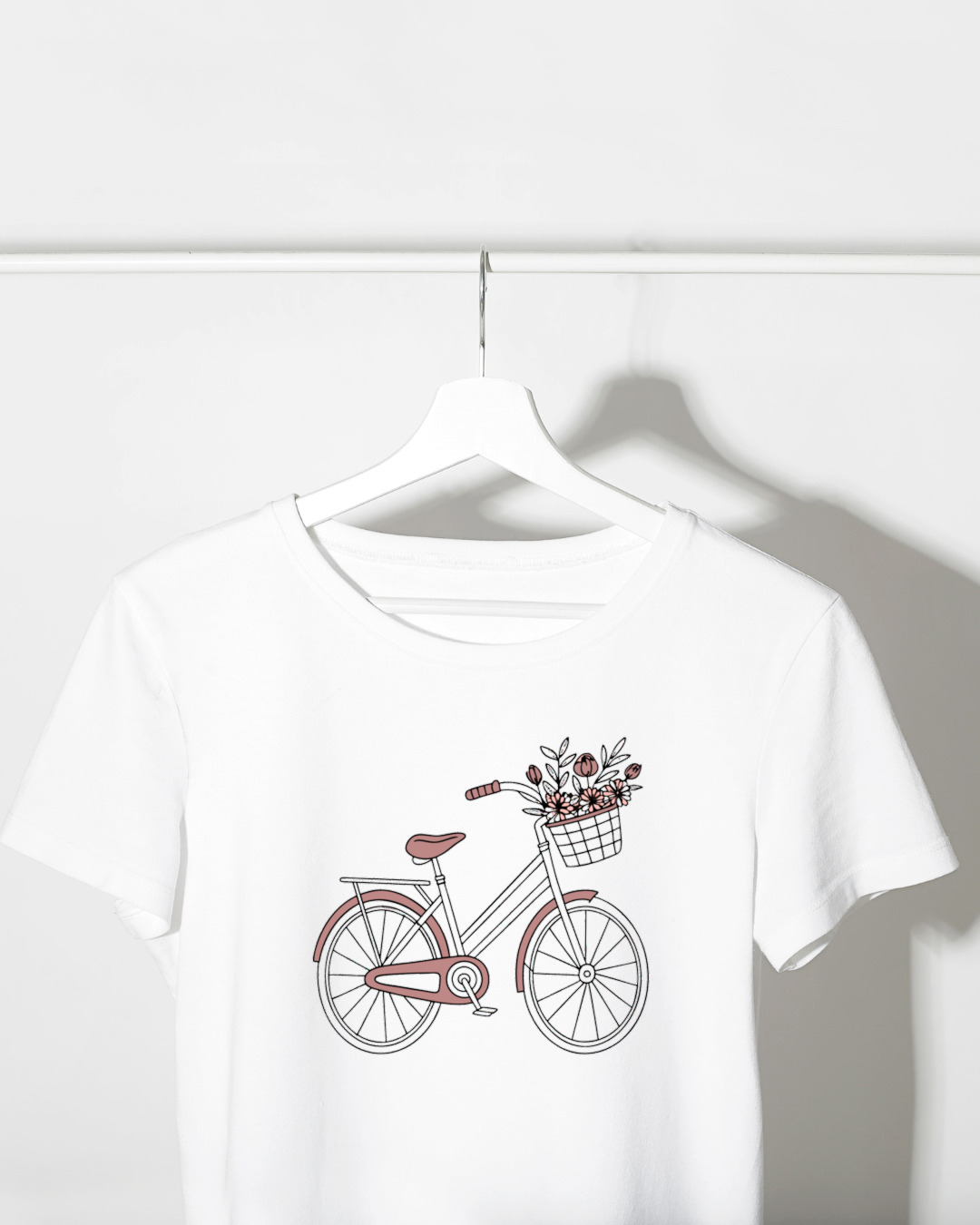 T-shirt lifestyle avec un vélo vintage entouré de fleurs pour une ambiance zen