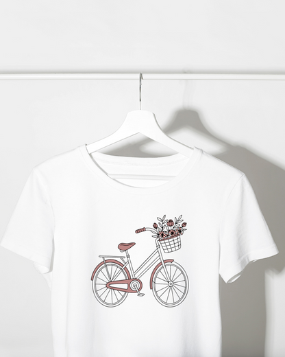 T-shirt lifestyle avec un vélo vintage entouré de fleurs pour une ambiance zen