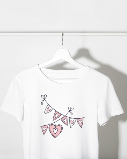 T-shirt illustré avec une guirlande cœur kawaii amusante