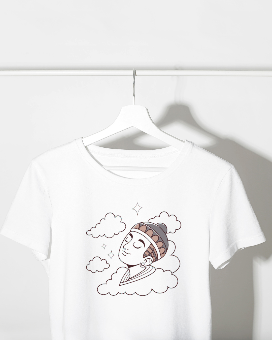 T-shirt décoré d'une icône éthérée de Bouddha flottant parmi des nuages rêveurs