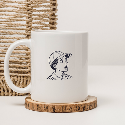 Mug avec design minimaliste montrant un garçon surpris portant une casquette