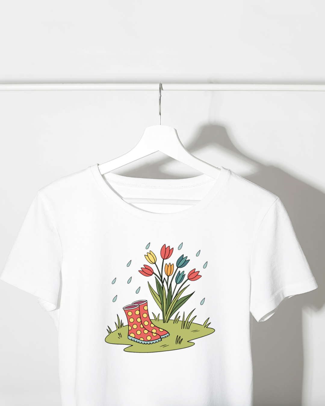 T-shirt vibrant avec des bottes fleuries colorées sur fond printanier joyeux