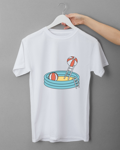 T-shirt ludique avec icône de piscine et balles dans un style cartoon coloré