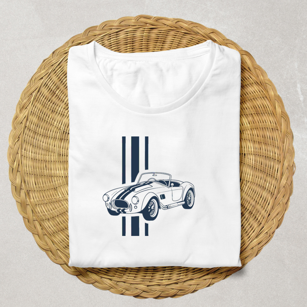 T-shirt avec voiture emblématique pour un look rétro unique.