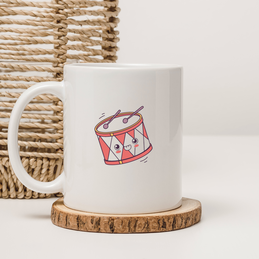 Mug joyeux avec adorable tambour kawaii dans un style festif et moderne