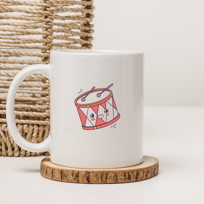 Mug joyeux avec adorable tambour kawaii dans un style festif et moderne