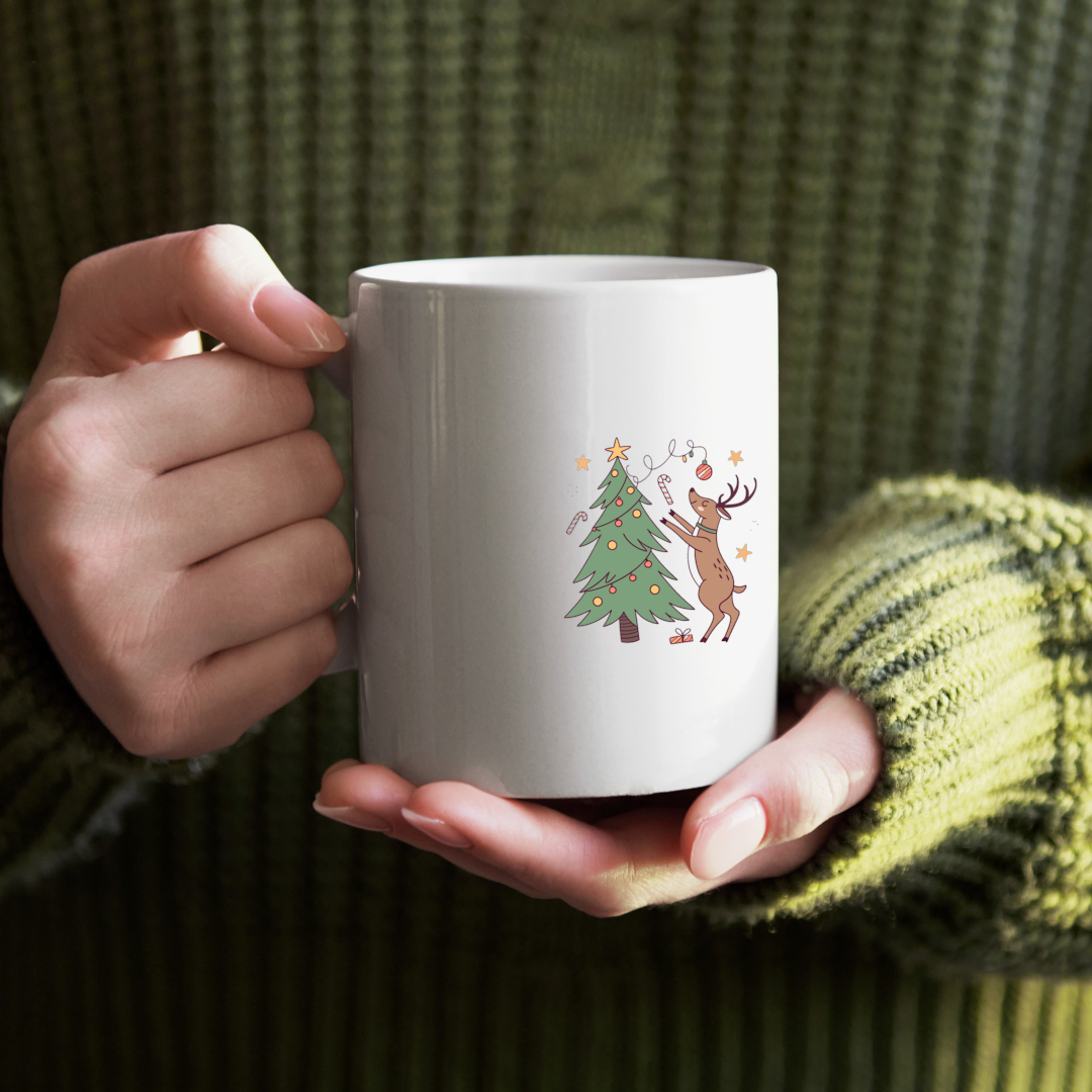 Mug festif avec un renne joyeux et sapin, parfait pour l'ambiance de Noël