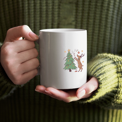 Mug festif avec un renne joyeux et sapin, parfait pour l'ambiance de Noël