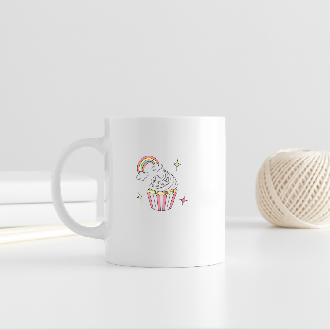 Mug décoré d'un cupcake joyeux aux nuances pastel dans un style gourmand et coloré