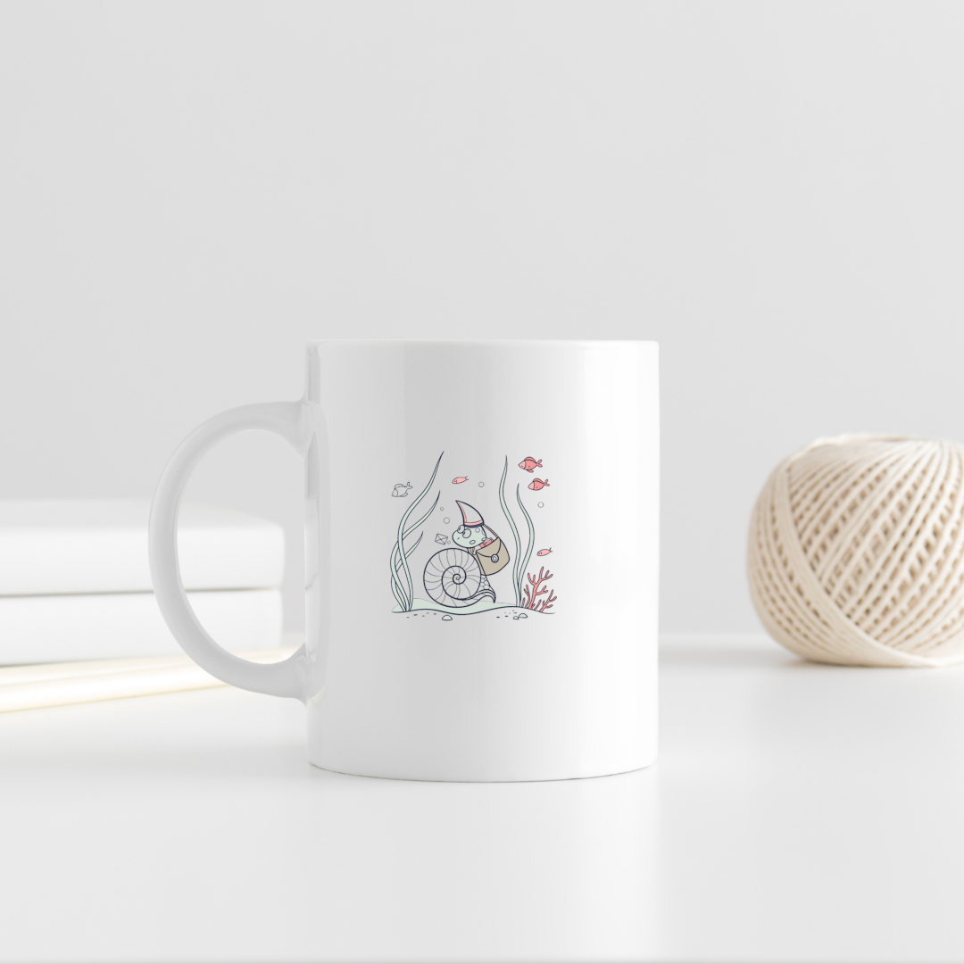 Mug pastel aquatique avec escargot facteur heureux souriant en scène décorative