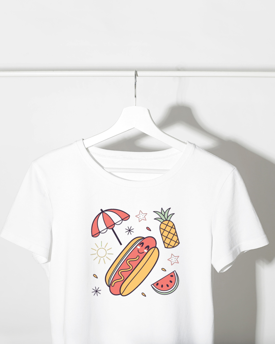 T-shirt avec hot-dog joyeux sous parasol, idéal pour une escapade estivale