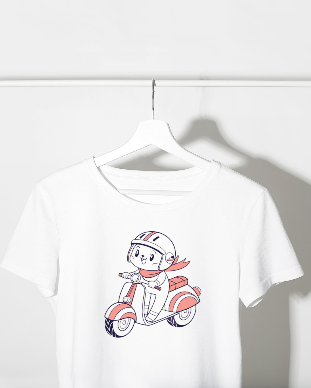 T-shirt avec motif moderne de chat sur moto, parfait pour une aventure amicale