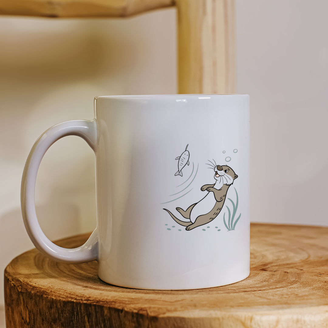 Mug décoré d'une loutre enjouée jouant avec un poisson motif marin doodle